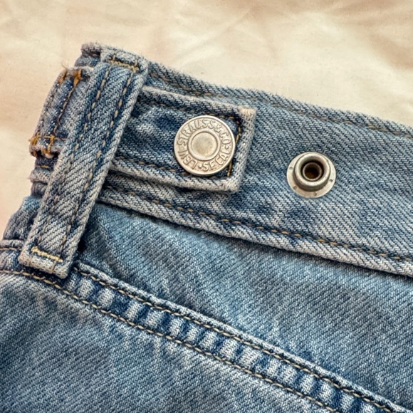 Levi's Classic Blue Relaxed Women’s Jeans - Picture 5 of 5